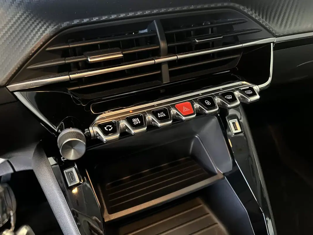 Peugeot 208 2022 - 14600 EUR, 41453 km - AUTO.MOTO.pt - 41453km - foto 12 de 22