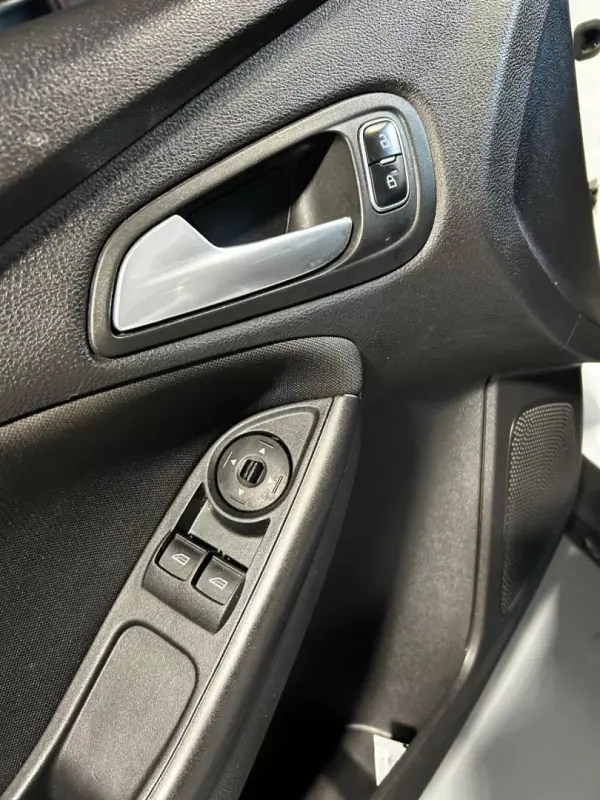 Ford Focus 2018 - 9900 EUR, 71250 km - AUTO.MOTO.pt - 71250km - foto 26 de 27