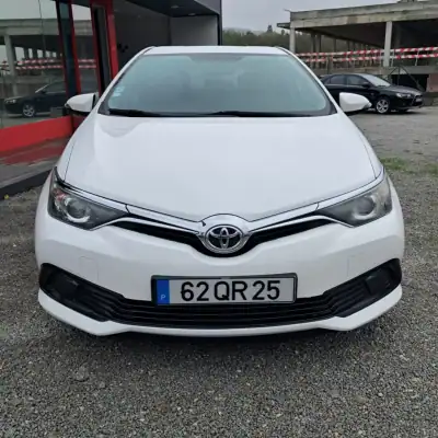 Toyota Auris 2015 - 7450 EUR, 338000 km - AUTO.MOTO.pt - 338000km - foto 2 de 12