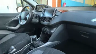 Peugeot 2008 2017 - 11500 EUR, 145000 km - AUTO.MOTO.pt - 145000km - foto 11 de 15