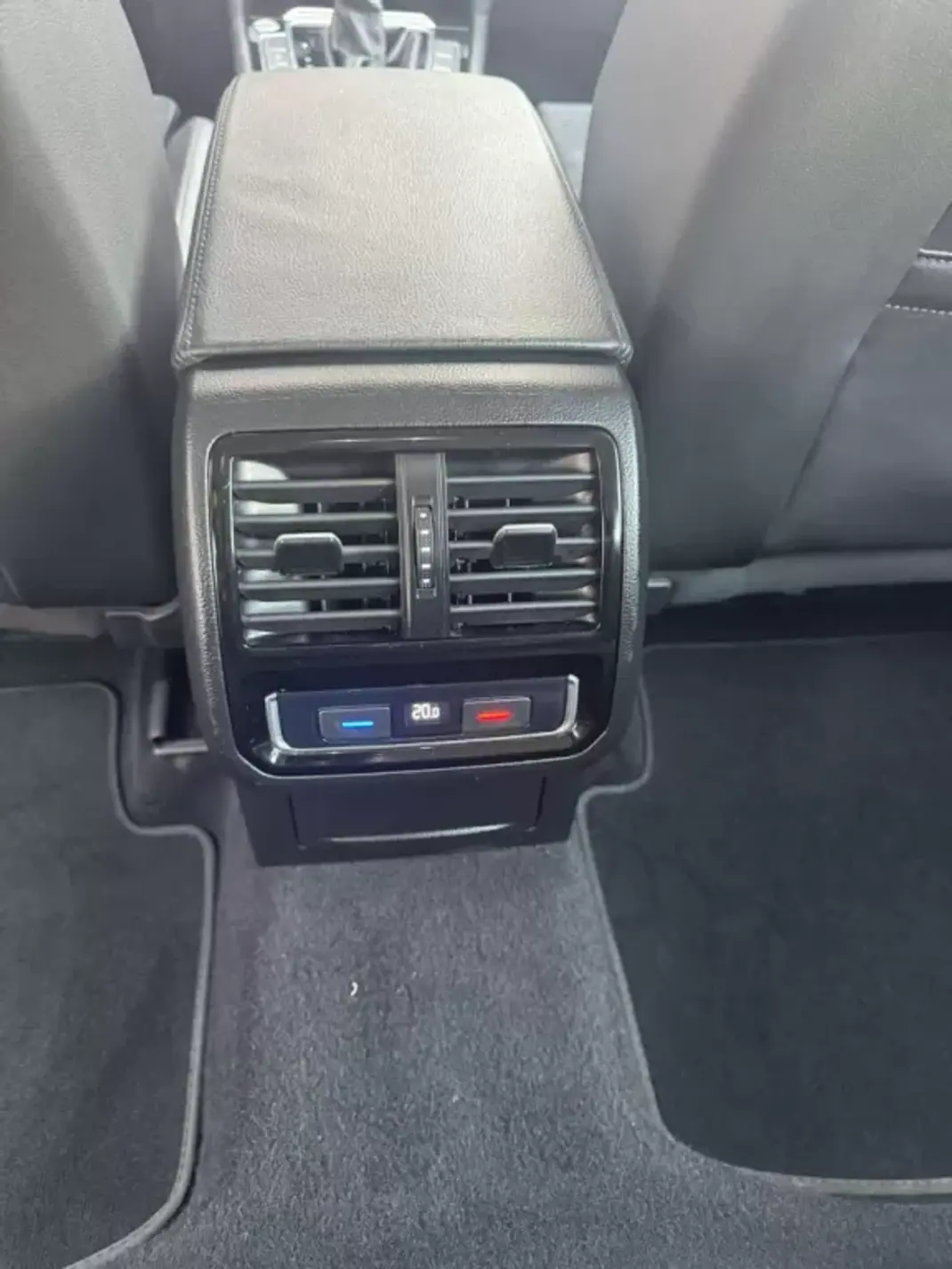 Volkswagen Passat Variant 2019 - 18900 EUR, 258985 km - AUTO.MOTO.pt - 258985km - foto 26 de 27