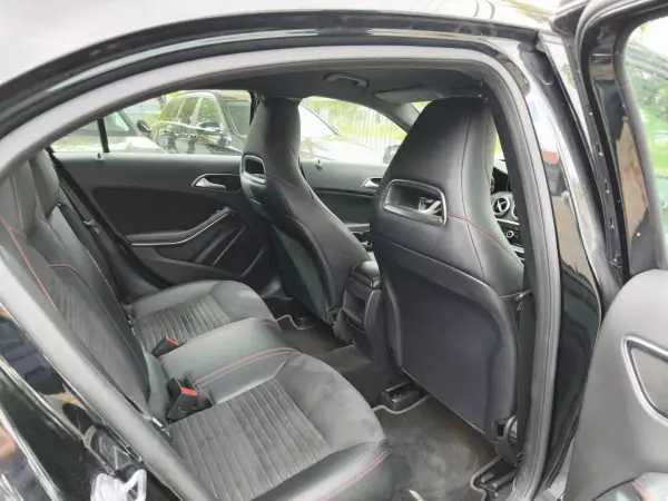 Mercedes-Benz A 180 2018 - 18900 EUR, 220000 km - AUTO.MOTO.pt - 220000km - foto 8 de 11