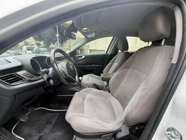 Alfa Romeo Giulietta 2014 - 7950 EUR, 197000 km - AUTO.MOTO.pt - 197000km - foto 10 de 15