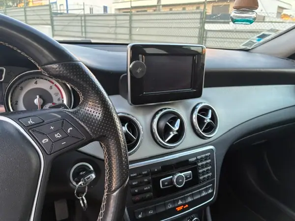 Mercedes-Benz GLA 220 2015 - 17000 EUR, 197000 km - AUTO.MOTO.pt - 197000km - foto 11 de 11