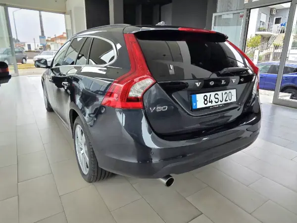 Volvo V60 2012 - 7990 EUR, 222113 km - AUTO.MOTO.pt - 222113km - foto 4 de 11