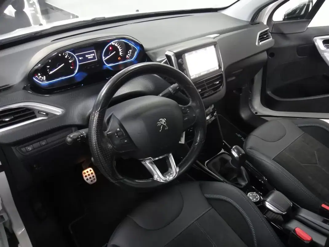 Peugeot 2008 2019 - 11250 EUR, 90000 km - AUTO.MOTO.pt - 90000km - foto 16 de 32