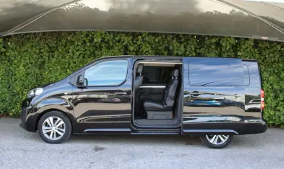 Peugeot Traveller 2019 - 32900 EUR, 115000 km - 115000km - foto 9 de 24
