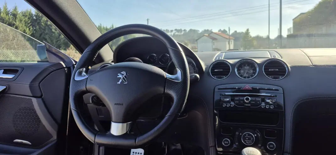 Peugeot RCZ 2014 - 15750 EUR, 213000 km - AUTO.MOTO.pt - 213000km - foto 17 de 31