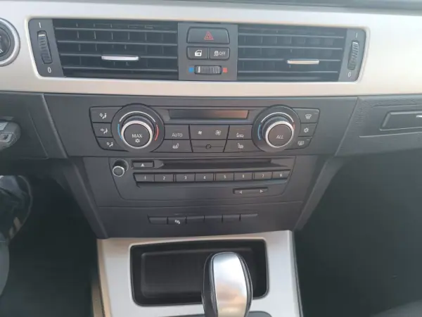BMW 320 2011 - 12900 EUR, 206000 km - AUTO.MOTO.pt - 206000km - foto 27 de 37