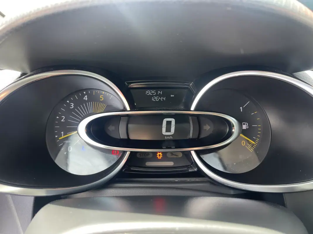 Renault Clio 2015 - 9950 EUR, 192514 km - AUTO.MOTO.pt - 192514km - foto 11 de 12