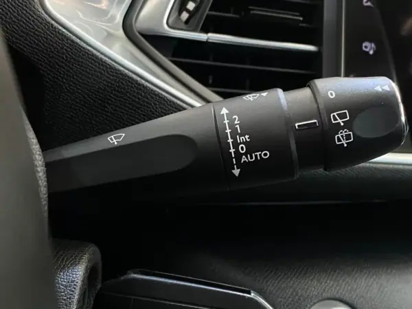 Peugeot 308 2016 - 14200 EUR, 132000 km - AUTO.MOTO.pt - 132000km - foto 13 de 23