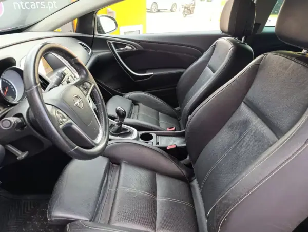 Opel Astra GTC 2012 - 11900 EUR, 95263 km - AUTO.MOTO.pt - 95263km - foto 12 de 22