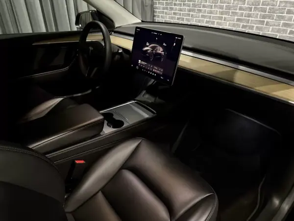 Tesla Model Y 2022 - 34900 EUR, 77000 km - AUTO.MOTO.pt - 77000km - foto 7 de 14