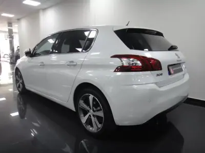 Peugeot 308 2016 - 10500 EUR, 136000 km - AUTO.MOTO.pt - 136000km - foto 4 de 26