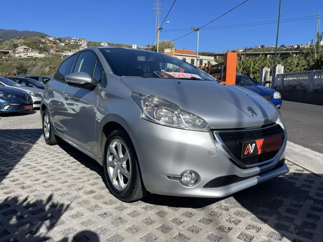Peugeot 208 2014 - 11950 EUR, 143371 km - AUTO.MOTO.pt - 143371km - foto 1 de 12