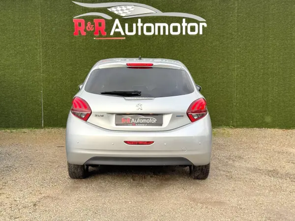 Peugeot 208 2016 - 8900 EUR, 178000 km - AUTO.MOTO.pt - 178000km - foto 7 de 21