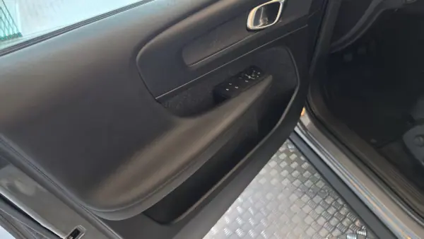Volvo XC 40 2018 - 21900 EUR, 36539 km - AUTO.MOTO.pt - 36539km - foto 35 de 52