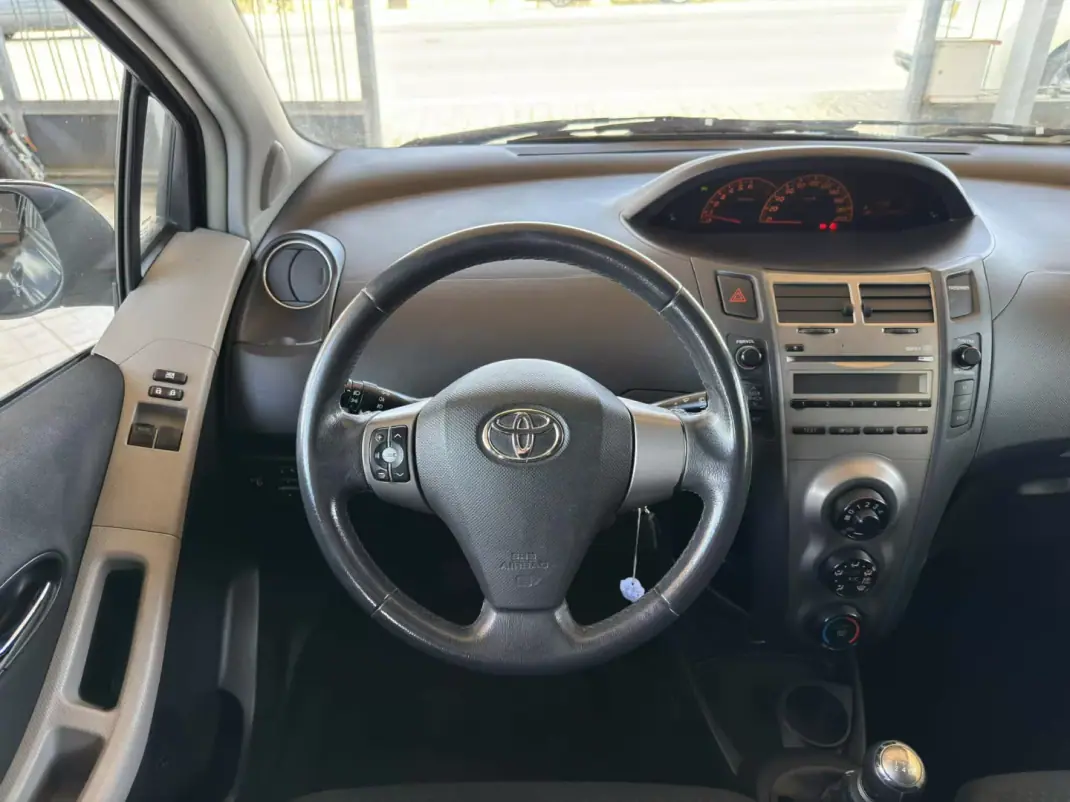 Toyota Yaris 2010 - 5500 EUR, 207295 km - AUTO.MOTO.pt - 207295km - foto 17 de 26