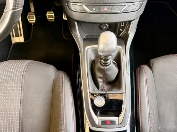 Peugeot 308 2017 - 13490 EUR, 166207 km - AUTO.MOTO.pt - 166207km - foto 14 de 21