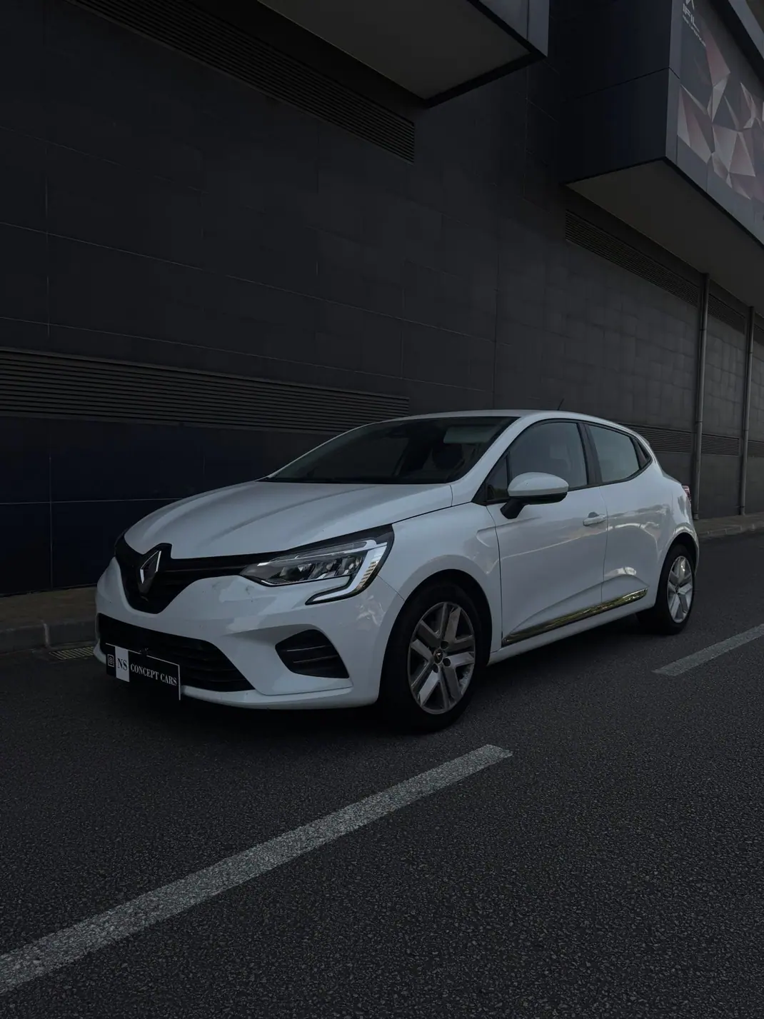 Renault Clio 2021 - 12700 EUR, 79000 km - AUTO.MOTO.pt - 79000km - foto 1 de 11