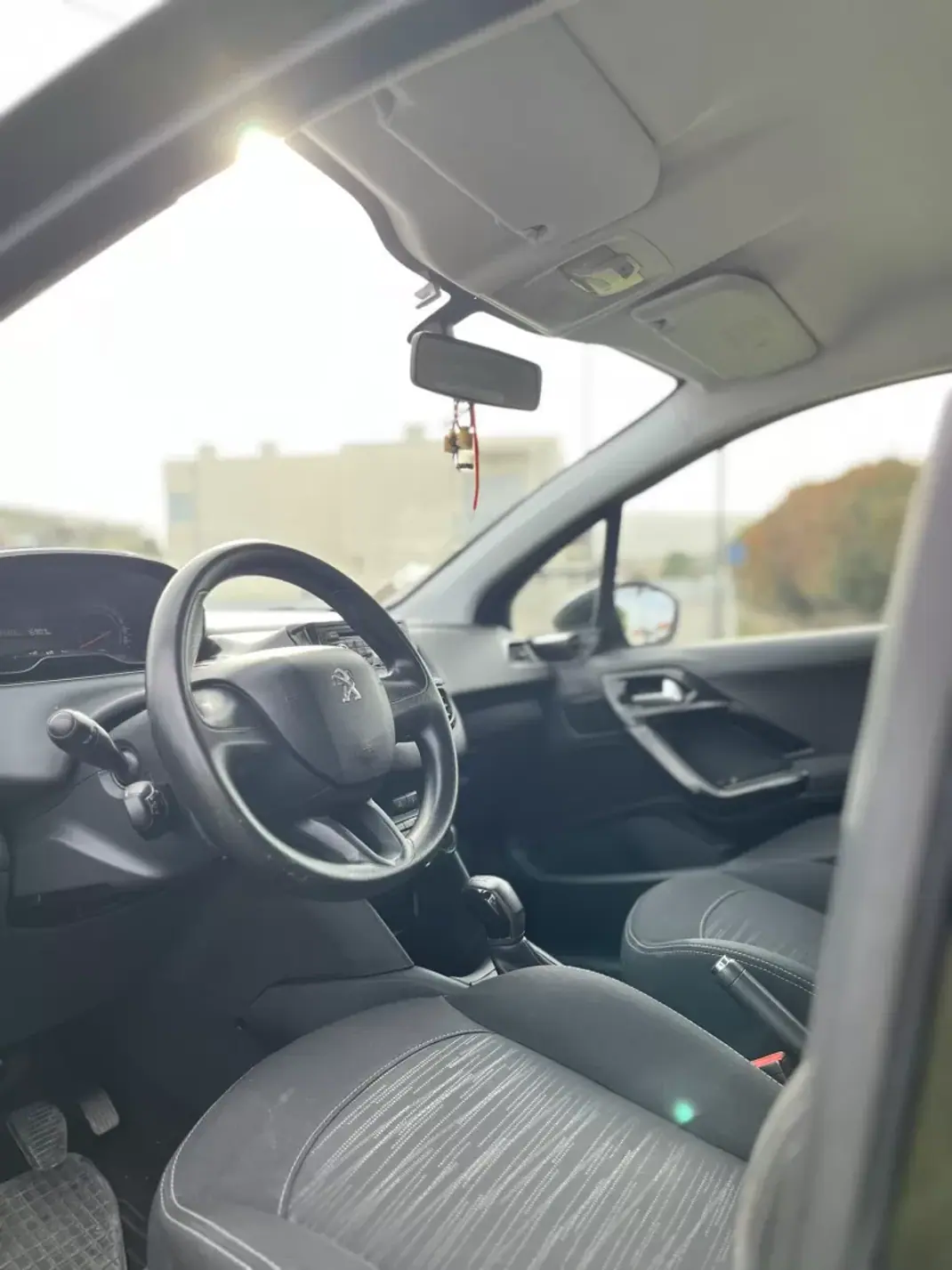 Peugeot 208 2014 - 6800 EUR, 148800 km - AUTO.MOTO.pt - 148800km - foto 9 de 12