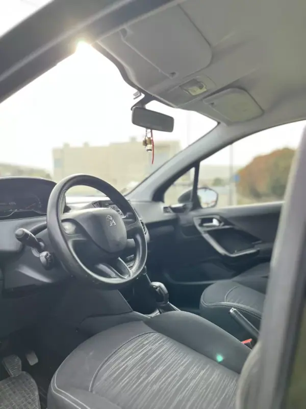 Peugeot 208 2014 - 6800 EUR, 148800 km - AUTO.MOTO.pt - 148800km - foto 9 de 12