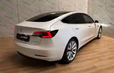 Tesla Model 3 2020 - 27900 EUR, 95000 km - 95000km - foto 6 de 11