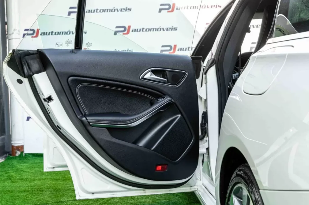 Mercedes-Benz CLA 180 2019 - 22990 EUR, 188150 km - AUTO.MOTO.pt - 188150km - foto 12 de 35