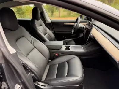 Tesla Model 3 2021 - 29900 EUR, 128000 km - 128000km - foto 12 de 26