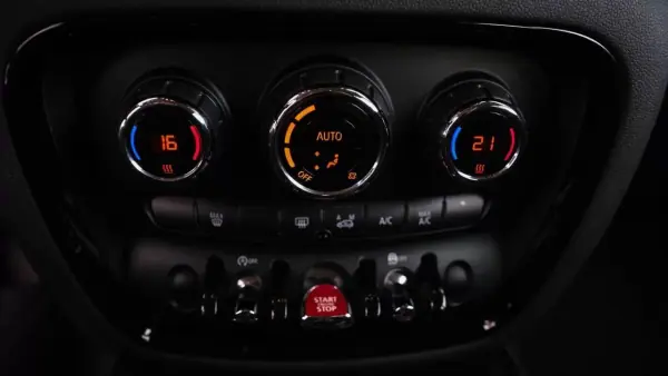 MINI Clubman 2019 - 14800 EUR, 267000 km - AUTO.MOTO.pt - 267000km - foto 18 de 23