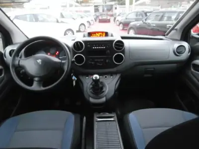 Peugeot Partner 2016 - 12900 EUR, 211456 km - AUTO.MOTO.pt - 211456km - foto 13 de 31