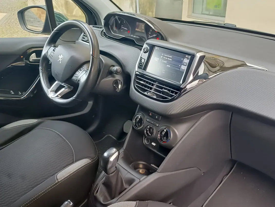 Peugeot 208 2017 - 8500 EUR, 215800 km - AUTO.MOTO.pt - 215800km - foto 8 de 12