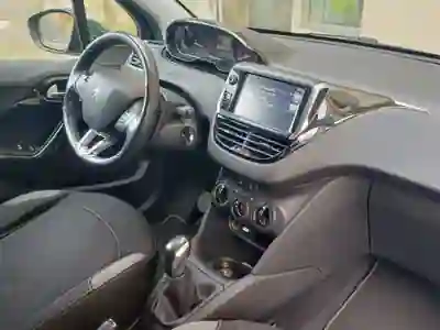 Peugeot 208 2017 - 8500 EUR, 215800 km - AUTO.MOTO.pt - 215800km - foto 8 de 12