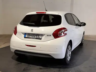 Peugeot 208 2015 - 7900 EUR, 124360 km - foto 5 de 22