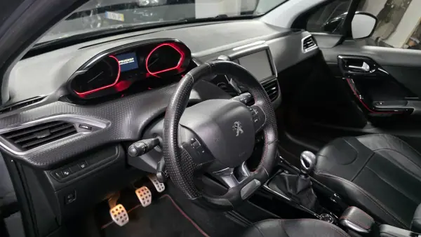 Peugeot 2008 2018 - 12990 EUR, 144000 km - AUTO.MOTO.pt - 144000km - foto 5 de 35