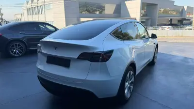 Tesla Model Y 2024 - 38500 EUR, 57000 km - 57000km - foto 3 de 9