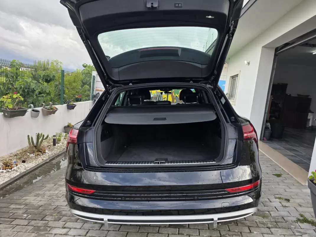 Audi e-tron 2022 - 31750 EUR, 115000 km - AUTO.MOTO.pt - 115000km - foto 37 de 73