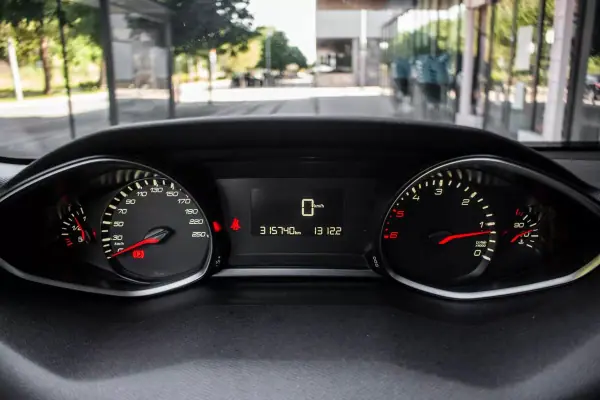 Peugeot 308 SW 2019 - 8250 EUR, 315740 km - AUTO.MOTO.pt - 315740km - foto 17 de 37