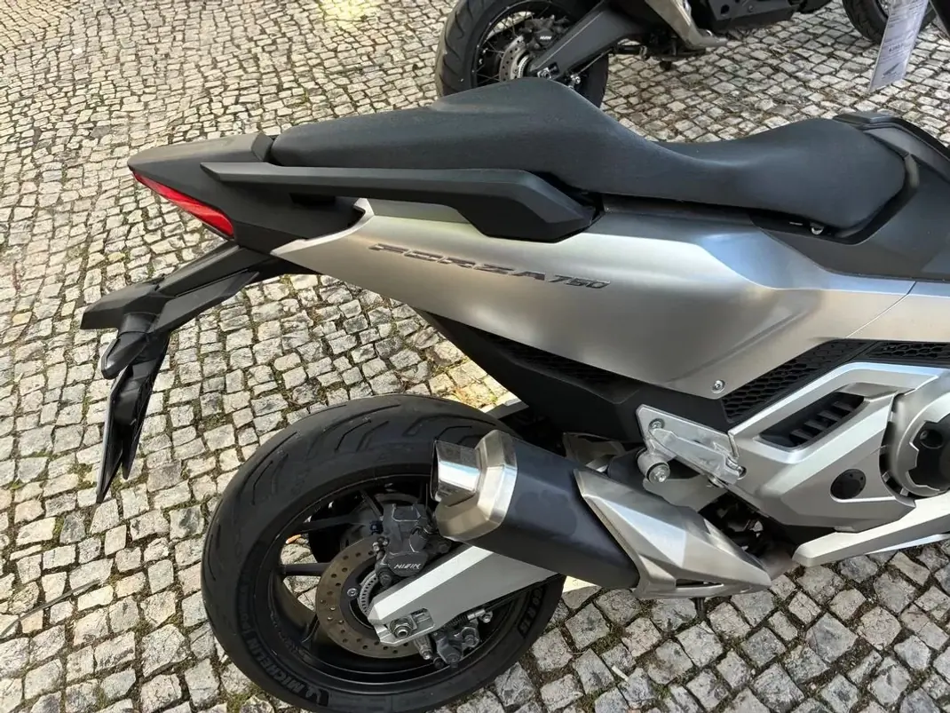 Honda Forza 2022 - 8250 EUR, 37616 km - AUTO.MOTO.pt - 37616km - foto 12 de 14