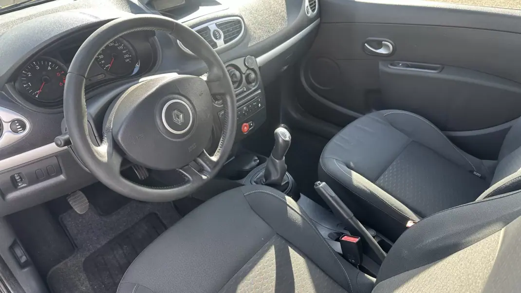 Renault Clio 2009 - 4500 EUR, 254000 km - AUTO.MOTO.pt - 254000km - foto 11 de 17