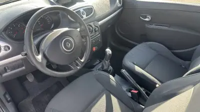 Renault Clio 2009 - 4500 EUR, 254000 km - AUTO.MOTO.pt - 254000km - foto 11 de 17