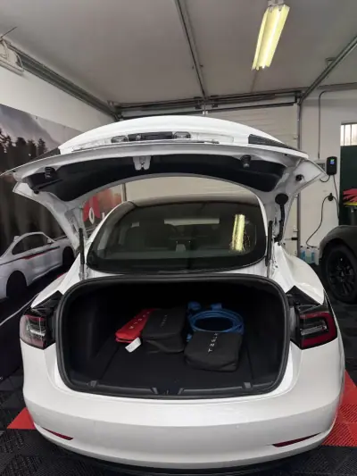 Tesla Model 3 2020 - 25900 EUR, 101867 km - AUTO.MOTO.pt - 101867km - foto 6 de 11