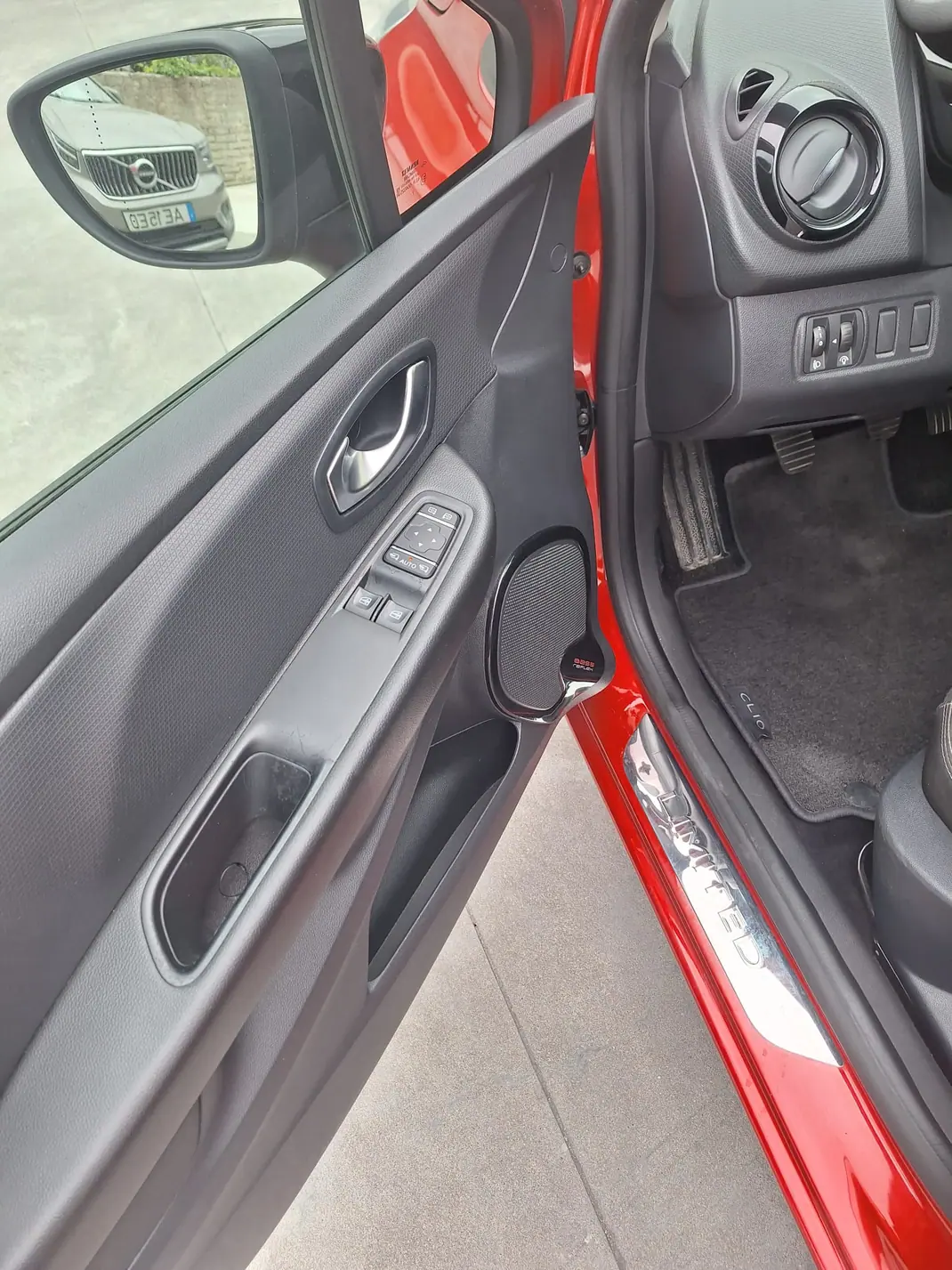 Renault Clio 2018 - 8200 EUR, 113200 km - AUTO.MOTO.pt - 113200km - foto 7 de 8