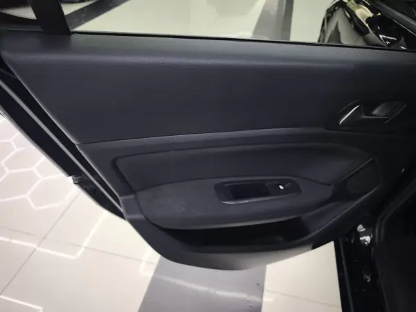 Peugeot 308 2017 - 13950 EUR, 183610 km - AUTO.MOTO.pt - 183610km - foto 41 de 45