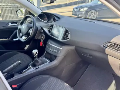 Peugeot 308 SW 2018 - 9990 EUR, 210000 km - AUTO.MOTO.pt - 210000km - foto 9 de 17