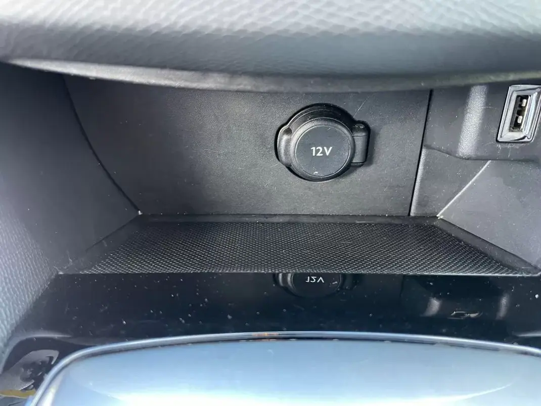 Peugeot 308 2021 - 15200 EUR, 92693 km - AUTO.MOTO.pt - 92693km - foto 12 de 24