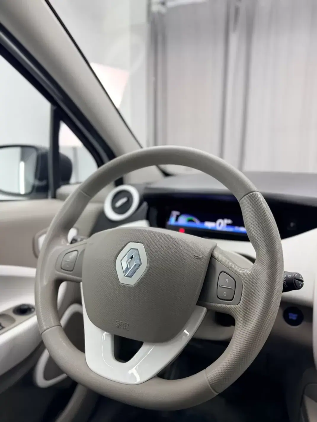 Renault Zoe 2018 - 10750 EUR, 64000 km - AUTO.MOTO.pt - 64000km - foto 14 de 18