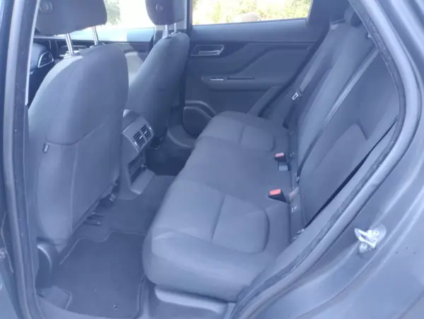 Jaguar F-Pace 2017 - 24900 EUR, 180000 km - AUTO.MOTO.pt - 180000km - foto 14 de 30