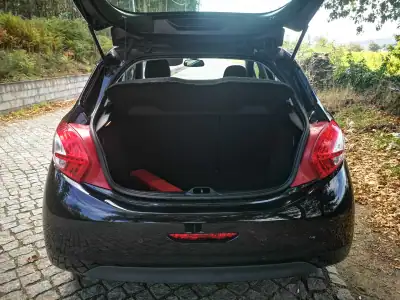 Peugeot 208 2014 - 7750 EUR, 96000 km - AUTO.MOTO.pt - 96000km - foto 25 de 29