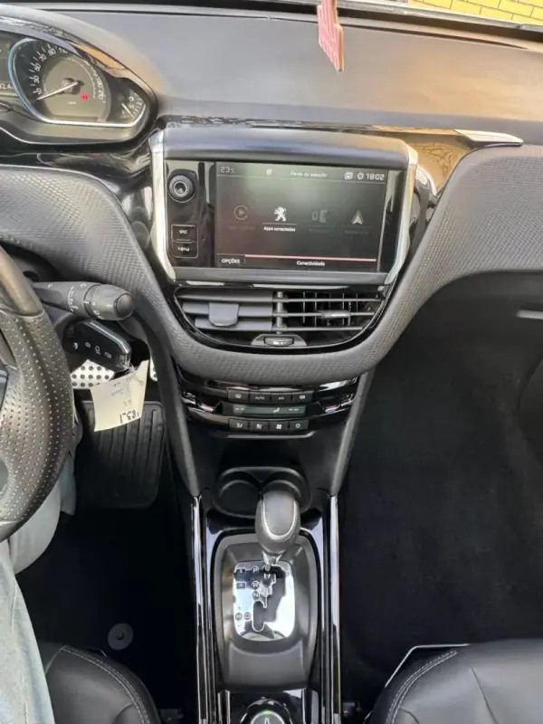 Peugeot 2008 2018 - 13900 EUR, 106900 km - AUTO.MOTO.pt - 106900km - foto 10 de 15